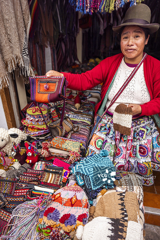 秘鲁妇女在乌鲁班巴谷皮萨克纺羊毛图片素材