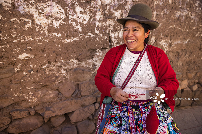 秘鲁妇女在乌鲁班巴山谷的皮萨克纺羊毛图片素材