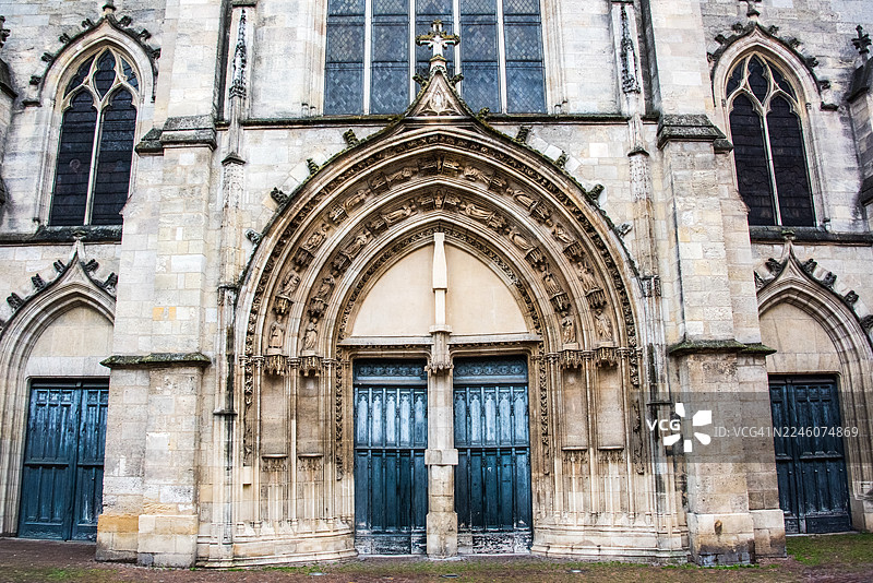 哥特式凹进门和花饰窗，波尔多圣皮埃尔教堂图片素材