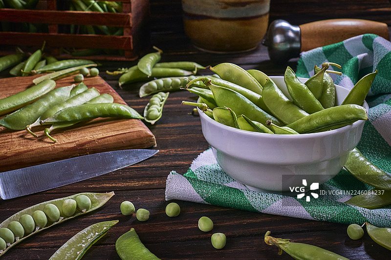 乡村木桌上的新鲜青豌豆图片素材