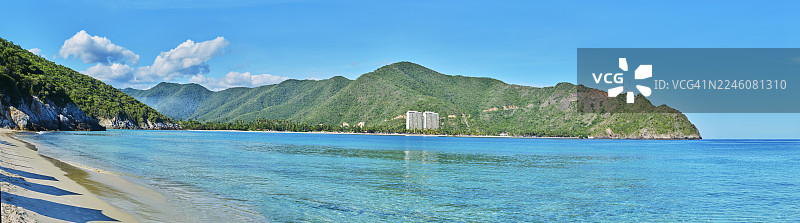 阳光明媚、蓝天白云下的卡塔湾全景。委内瑞拉，阿拉瓜州。图片素材