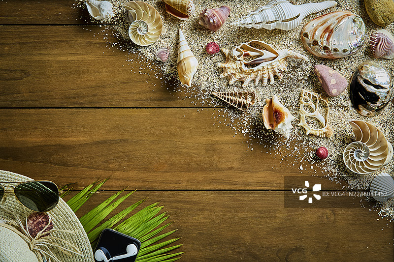 质朴木质背景上的贝壳和沙子俯视图图片素材