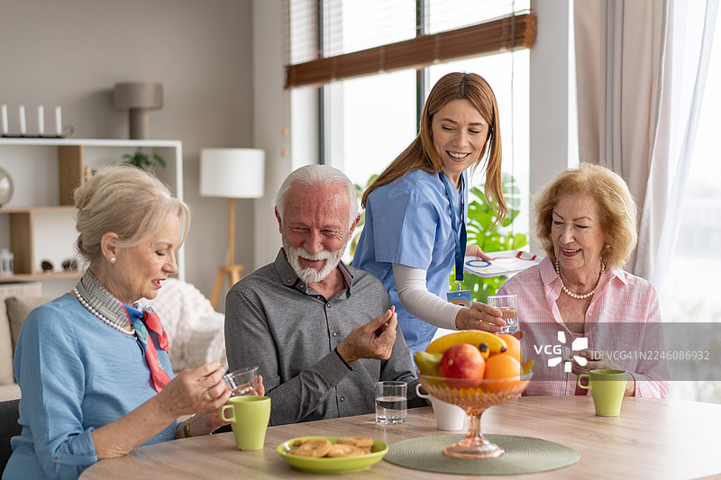 老年人早餐时认真交谈图片素材