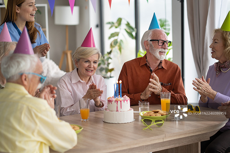 欢乐庆典：老人们共庆生日派对图片素材