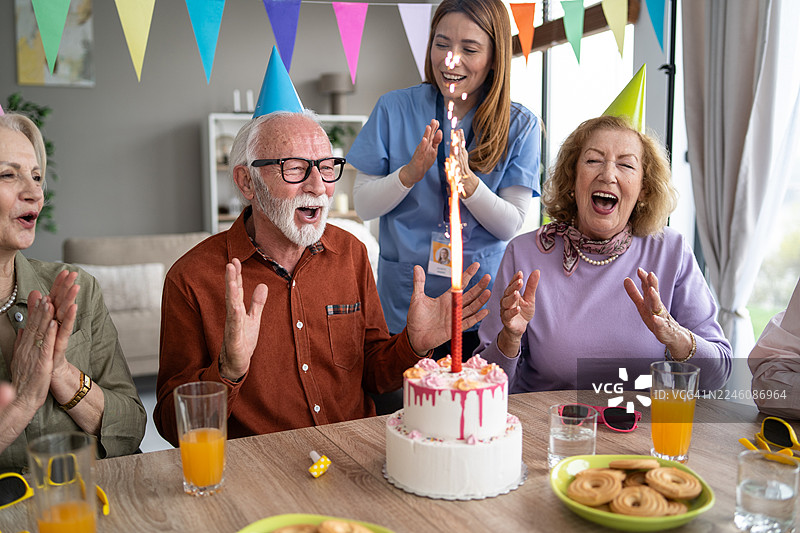 节日生日聚会，开心的老人们在享用蛋糕图片素材