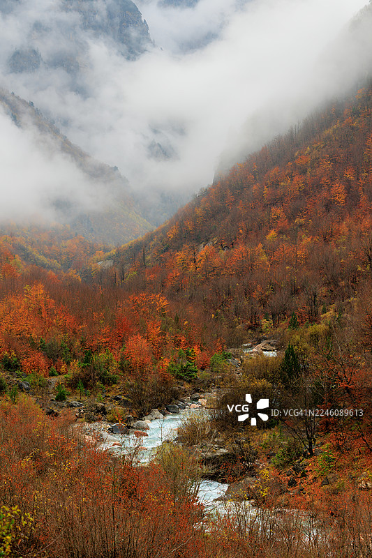 秋天的泰斯河，阿尔巴尼亚阿尔卑斯山图片素材
