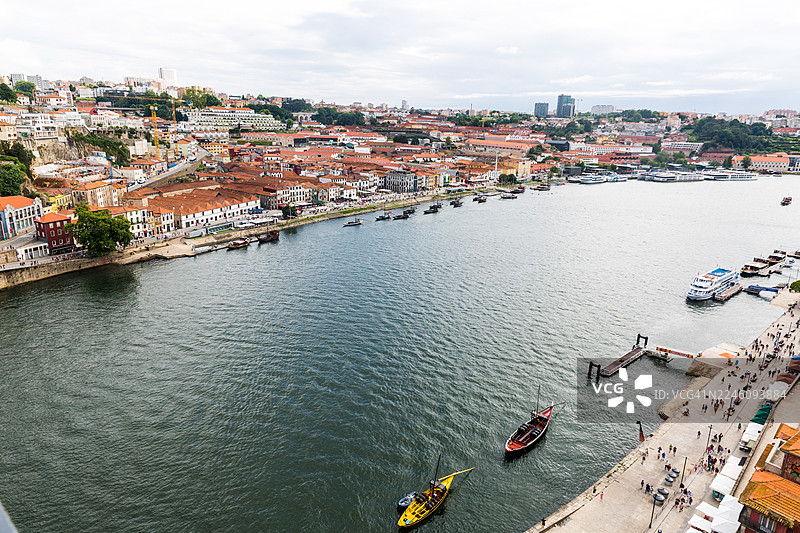 俯瞰波尔图的维拉诺瓦德盖亚区和杜罗河图片素材