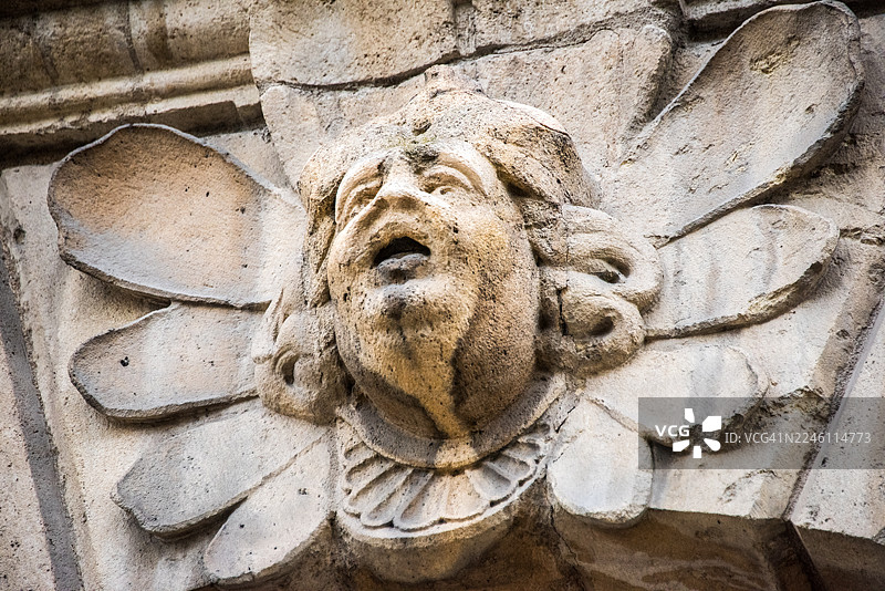 鬼脸/面具与石雕，证券交易所广场，波尔多图片素材