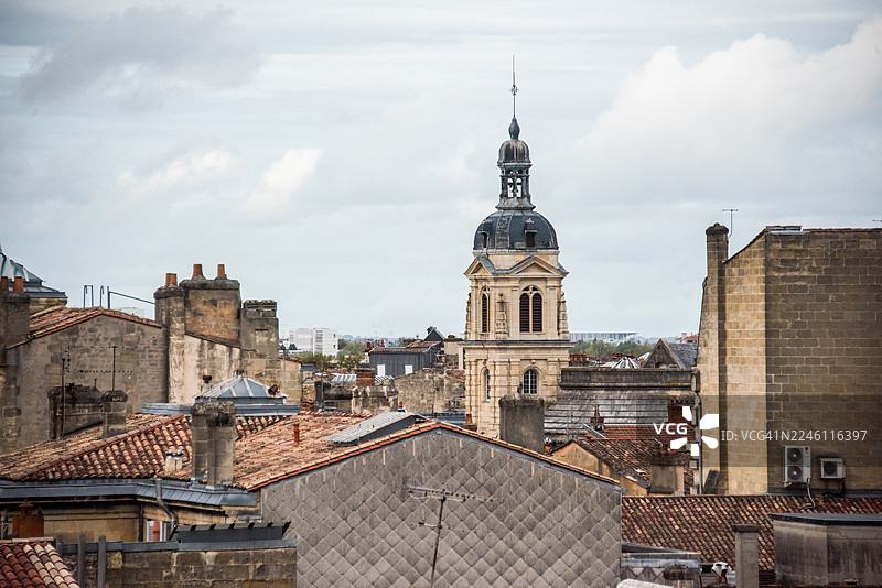 波尔多圣皮埃尔教堂钟楼，从屋顶视角拍摄图片素材