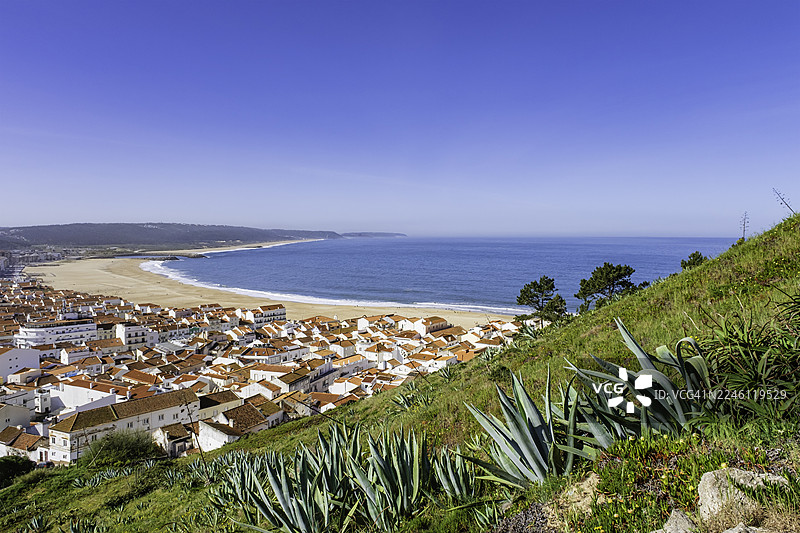 葡萄牙海滨小镇纳扎雷的顶视图，一个旅游目的地图片素材