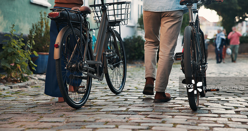 情侣在城市中骑行，享受爱情、夏日假期和旅行冒险。男女在户外约会，庆祝纪念日、节日，享受浪漫的观光和骑行时光。图片素材