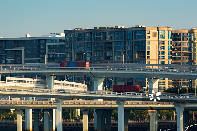 卡车在立交桥上行驶图片素材