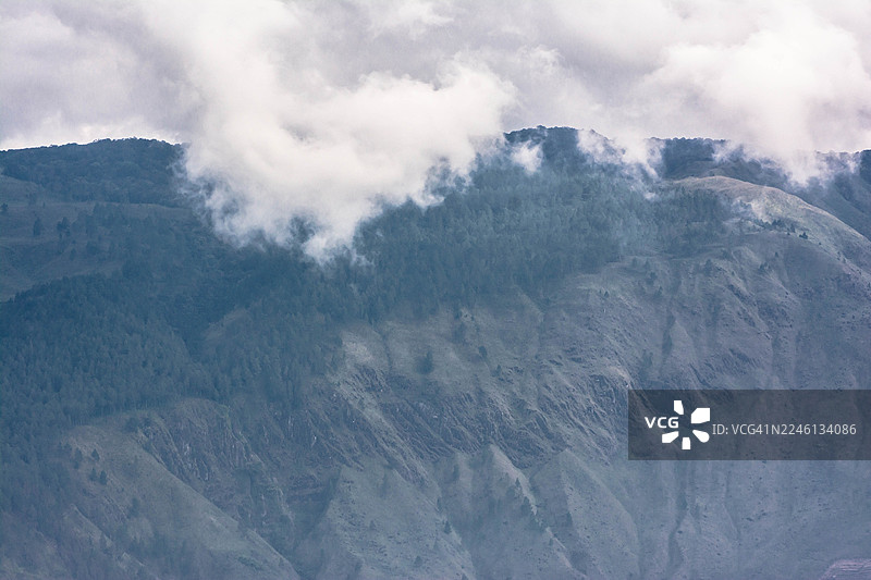 清晨的薄雾笼罩着多巴湖畔的山坡图片素材