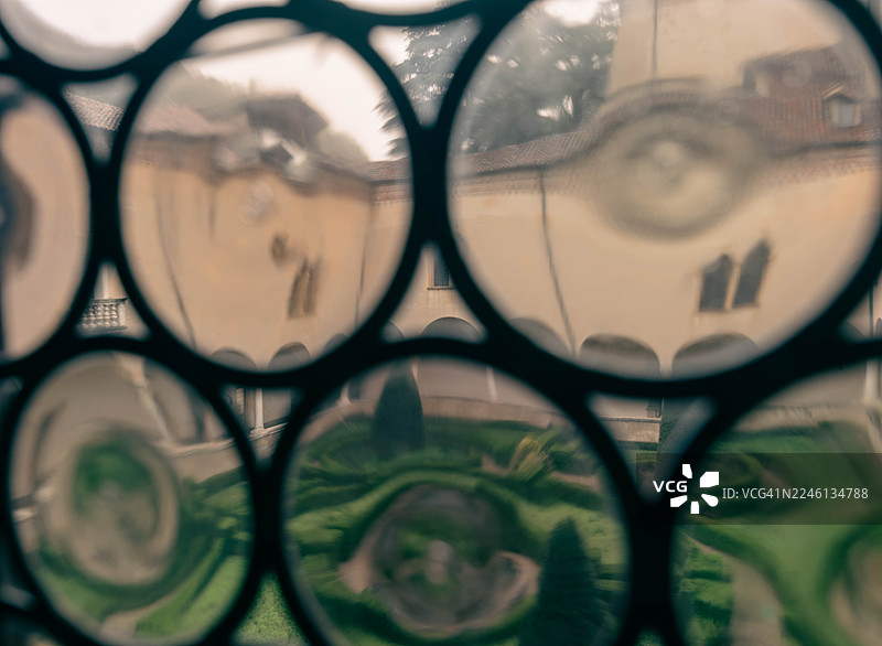 从玻璃窗看到的普拉利亚本笃会修道院图片素材