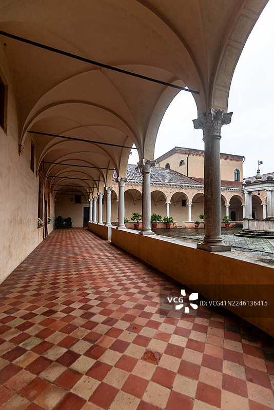 从柱廊看到的普拉利亚修道院的回廊图片素材