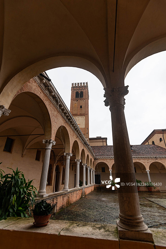 从柱廊看到的普拉利亚修道院的回廊图片素材