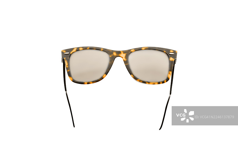 白色背景上的玳瑁纹太阳镜，配有镜面镜片图片素材