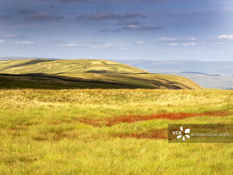 从约克郡山谷的格雷加雷斯（Kingsdale上方）眺望兰开夏郡最高点——格林希尔。图片素材
