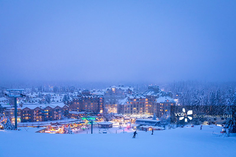冬季惠斯勒滑雪度假村购物区街景图片素材