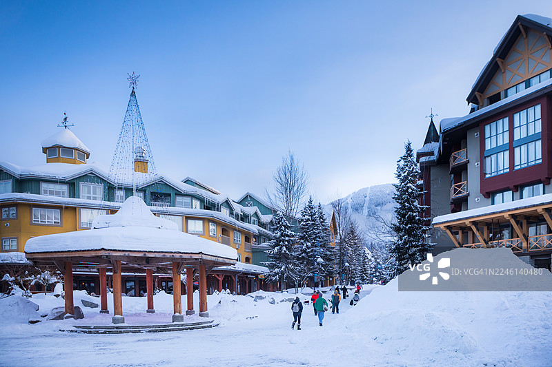 冬季惠斯勒滑雪胜地购物街的街景图片素材