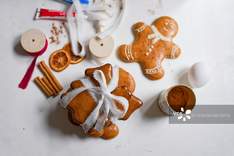 绑好的姜饼饼干堆，适合DIY圣诞礼物图片素材