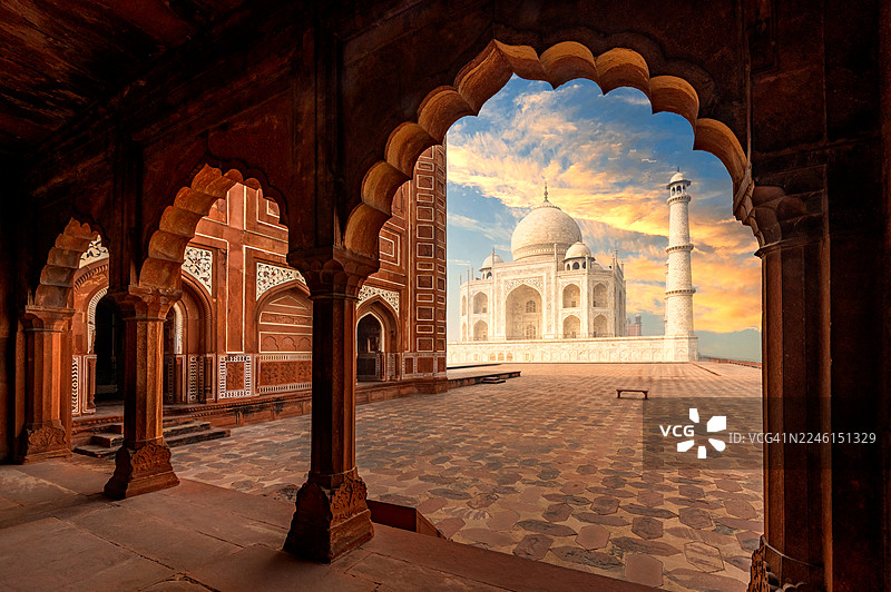 印度阿格拉泰姬陵的日出图片素材
