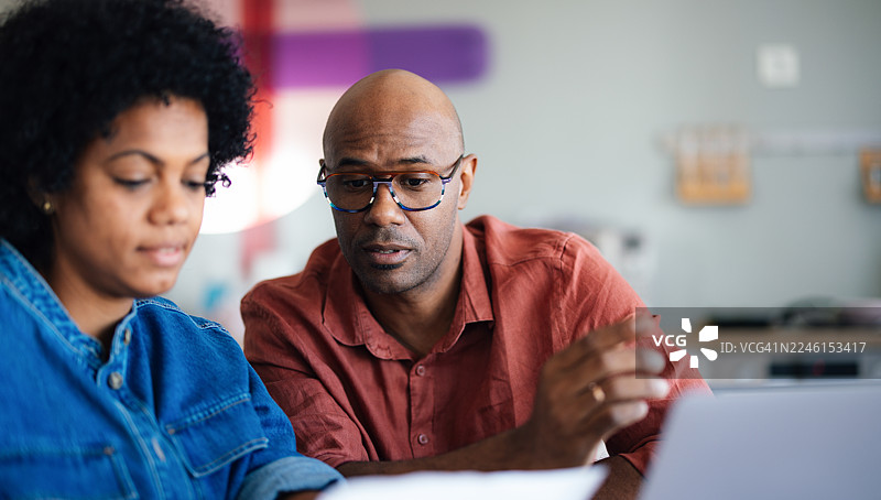 情侣在家一起查看账单，以管理财务和预算图片素材