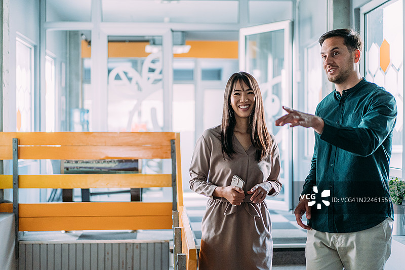 商务同事在办公室楼梯上交谈。图片素材