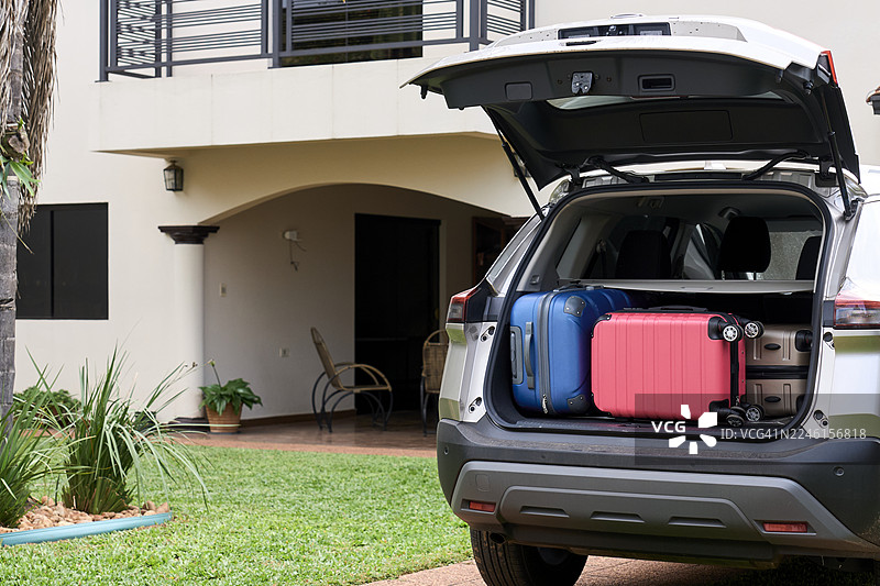 汽车后备箱装满了行李箱，准备出发图片素材