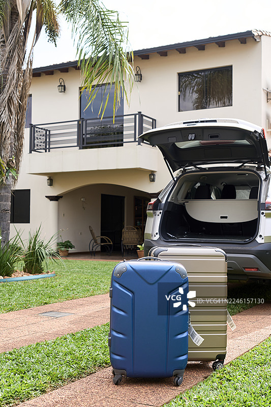 为夏季旅行做准备，将行李装入汽车图片素材