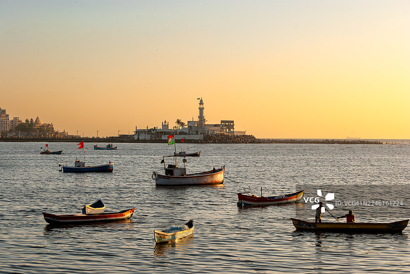 夕阳下的阿拉伯海,背景是位于印度马哈拉施特拉邦孟买南部海岸外的一个小岛上的哈吉·阿里陵墓(圣陵)和清真寺。图片素材