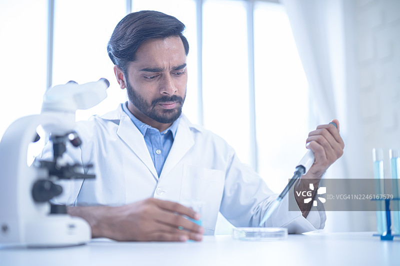 科学家在实验室研究，使用显微镜和移液管，在高科技研究设施中探索创新实验。图片素材