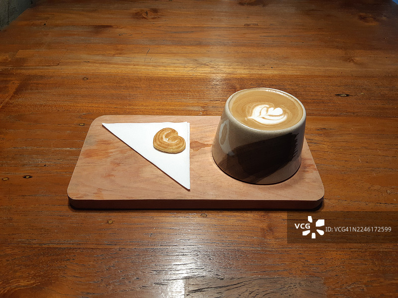 拿铁咖啡拉花和迷你心形蛋糕图片素材