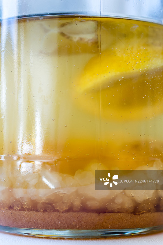 特写装有发酵水克菲尔的玻璃罐图片素材