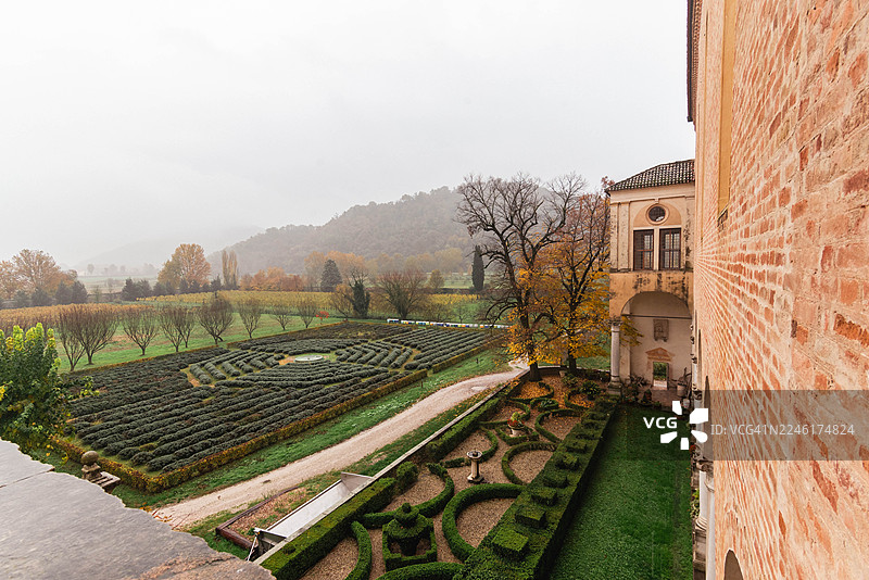普拉利亚本笃会修道院后面的绿色花园图片素材