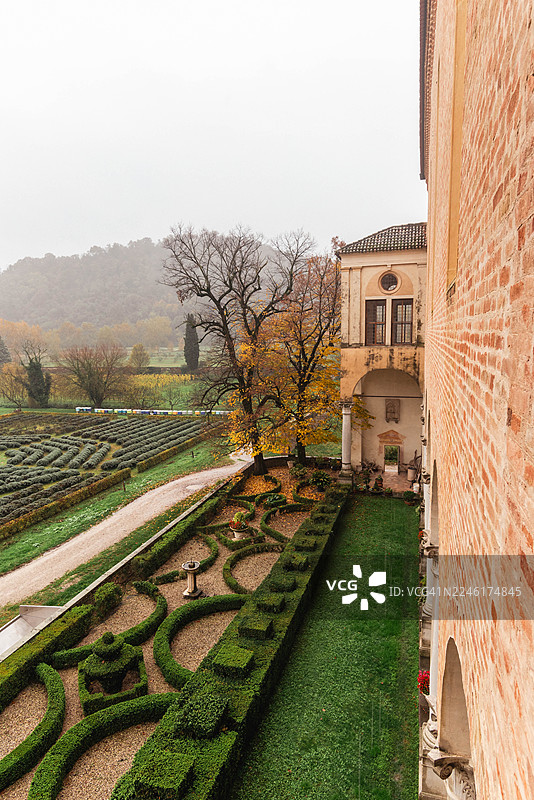 普拉利亚本笃会修道院后面的绿色花园图片素材