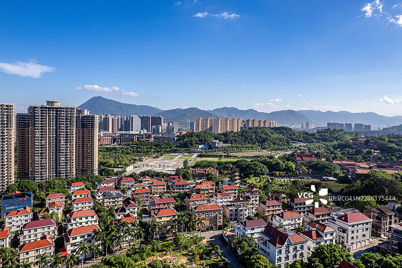 俯瞰山上的别墅群和山下的城市建筑图片素材