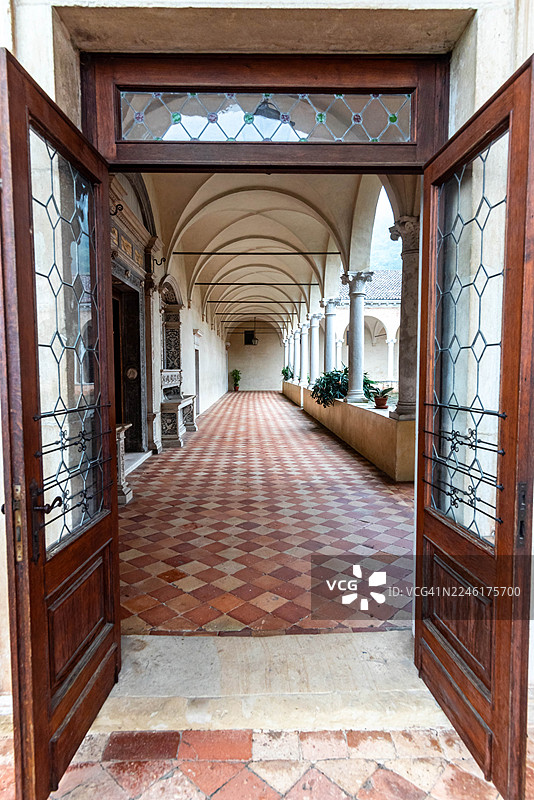 帕拉杰修道院拱廊下的走廊图片素材