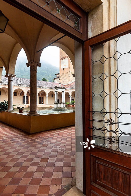 普拉利亚修道院回廊的景象图片素材