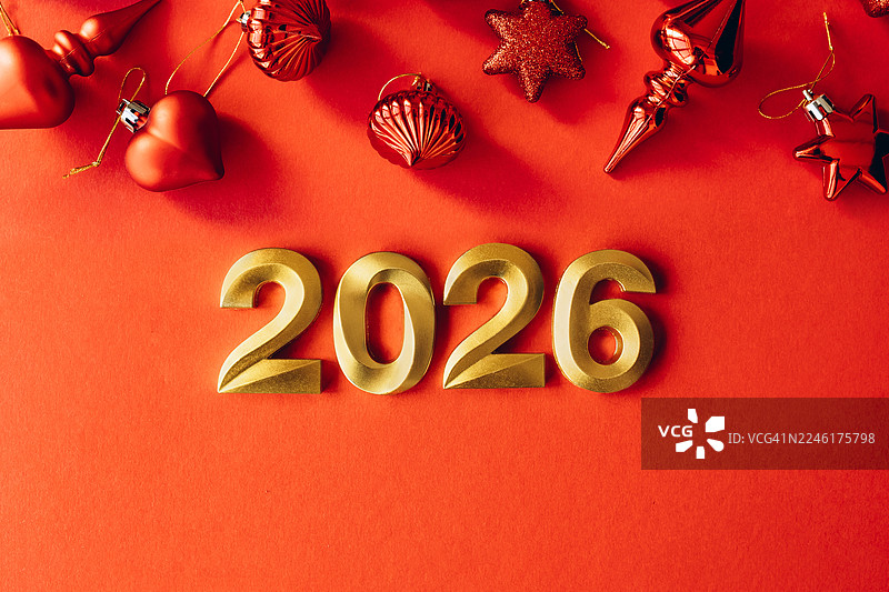 红色背景上的金色2026数字，带有圣诞装饰图片素材