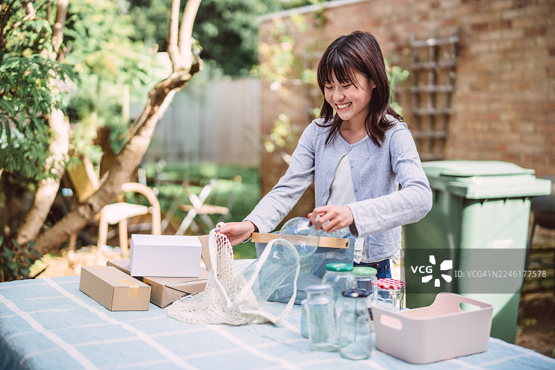少女在家分类回收物图片素材