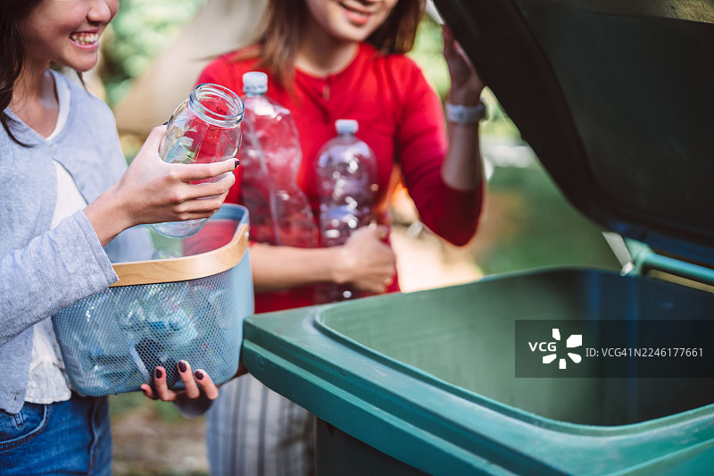 一家人正在进行环保垃圾分类图片素材
