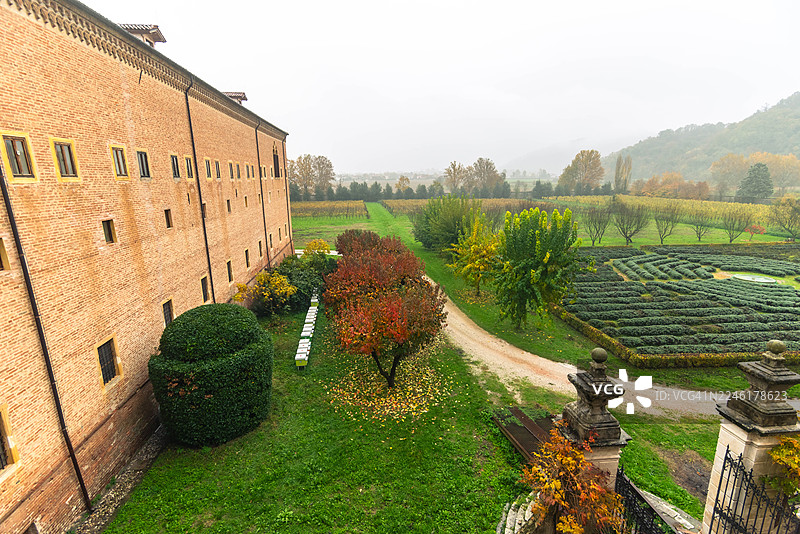 秋季时节，普拉利亚修道院后面的绿色花园图片素材