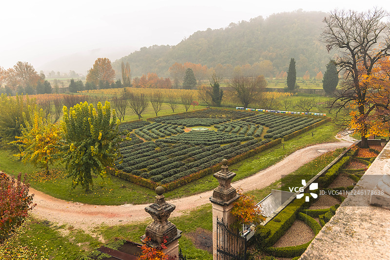 秋天时，普拉利亚修道院后面的绿色花园图片素材
