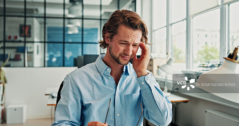 压力，沮丧或办公室里头痛、沮丧或任务管理出错的男人。疲惫、疼痛或机构里的顾问，有偏头痛、糟糕的报告审查或截止日期问题的脑雾。图片素材