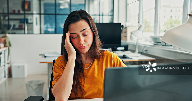 一名女子在办公室因任务管理错误而头痛、沮丧或需要更新，感到压力，或是一名疲惫的技术人员或顾问，在截止日期前因报告审阅不佳或倦怠而偏头痛。图片素材