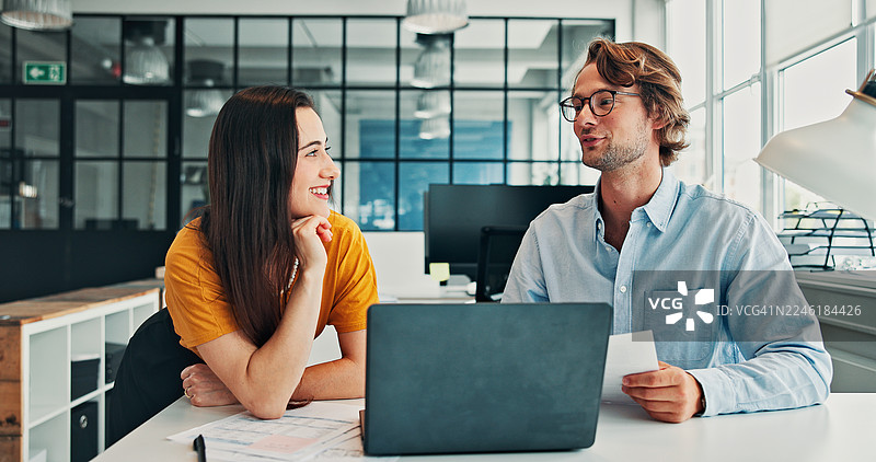 快乐的女人和男人使用笔记本电脑，在办公室协作，用于网站品牌宣传或交谈。数字营销，团队和技术人员用于广告活动、讨论和项目规划。图片素材