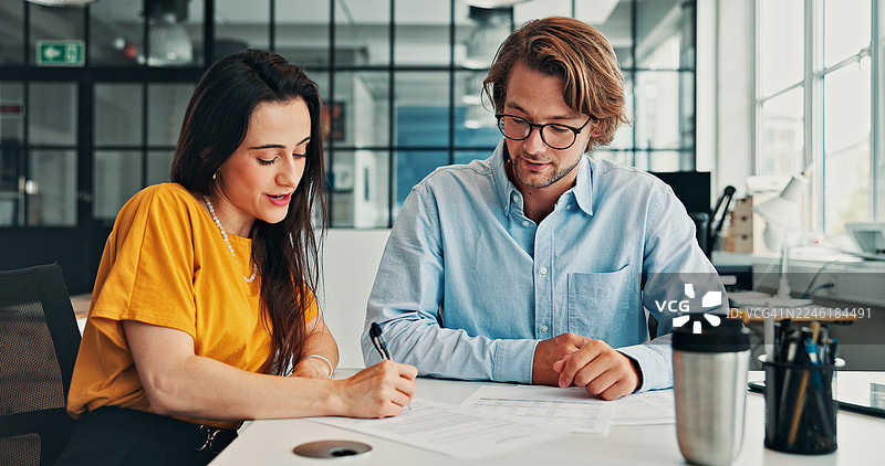 会议、文件和商务人士在办公室进行公共关系、交易或项目报价。客户就多媒体合同进行合作、伙伴关系和创意提案讨论。图片素材