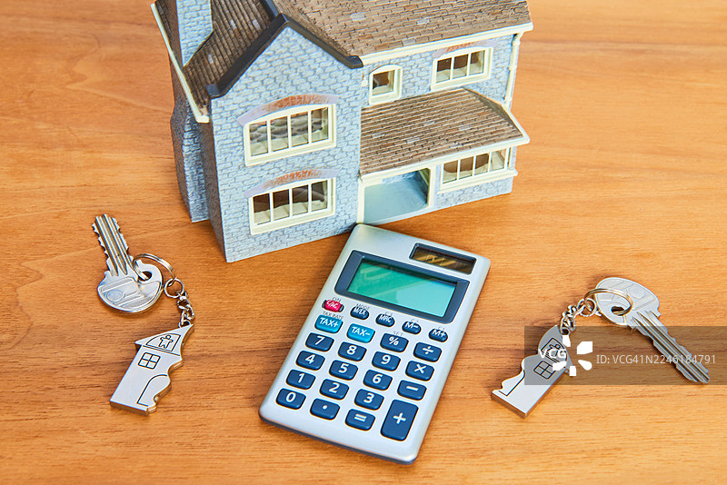 桌上的离婚钥匙图片素材