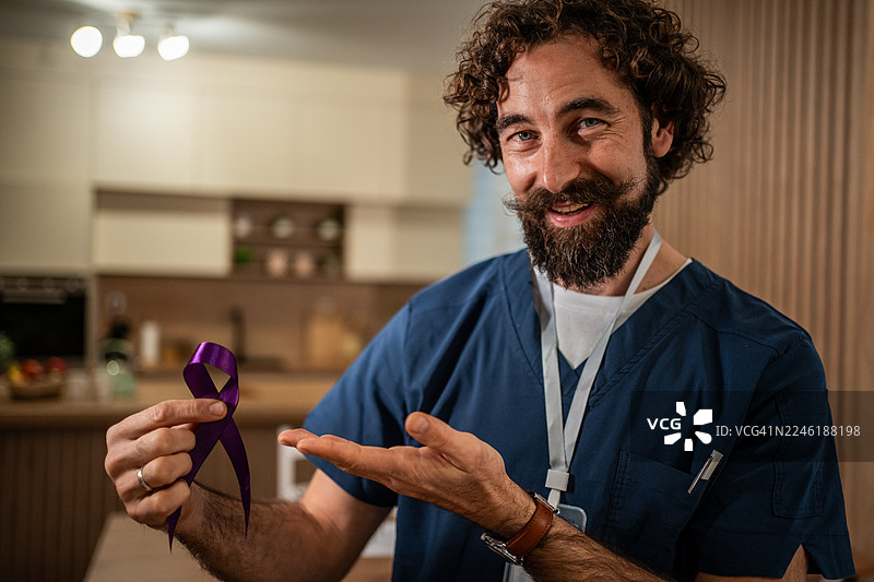 医生举着紫色丝带，用于宣传活动图片素材
